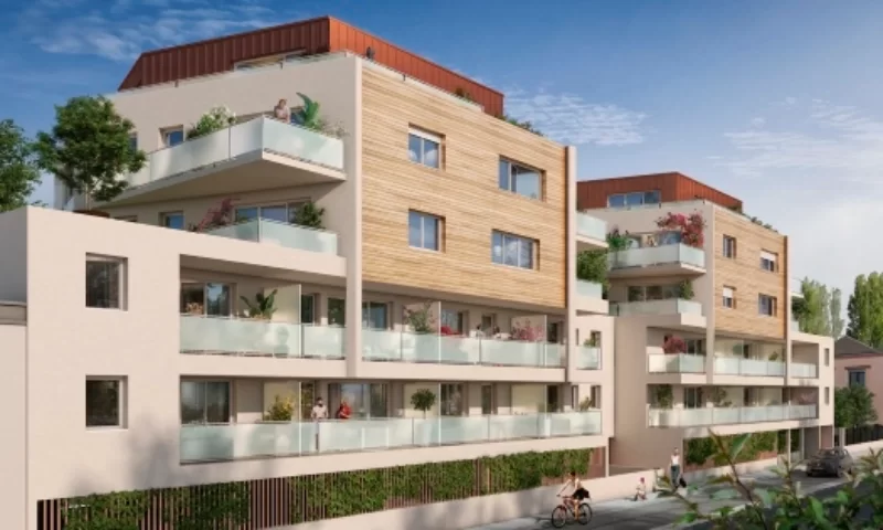 Expert en &eacute;tude de prix b&acirc;timent analysant des plans sur un chantier &agrave; Rouen